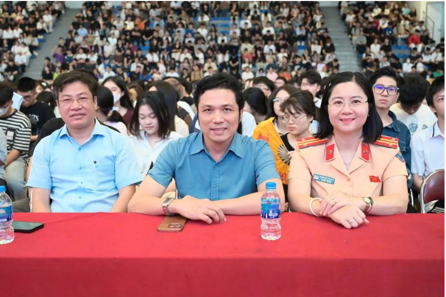 Hà Nội: Tuyên truyền pháp luật về TTATGT cho 3.200 sinh viên, giảng viên